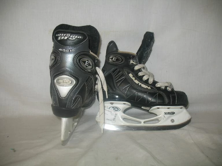 Used Easton Ultra Lite Pro Size 2.5 D Ice Hockey Skates 3 Used Easton Ultra Lite Pro Size 2.5 D Ice Hockey Skates