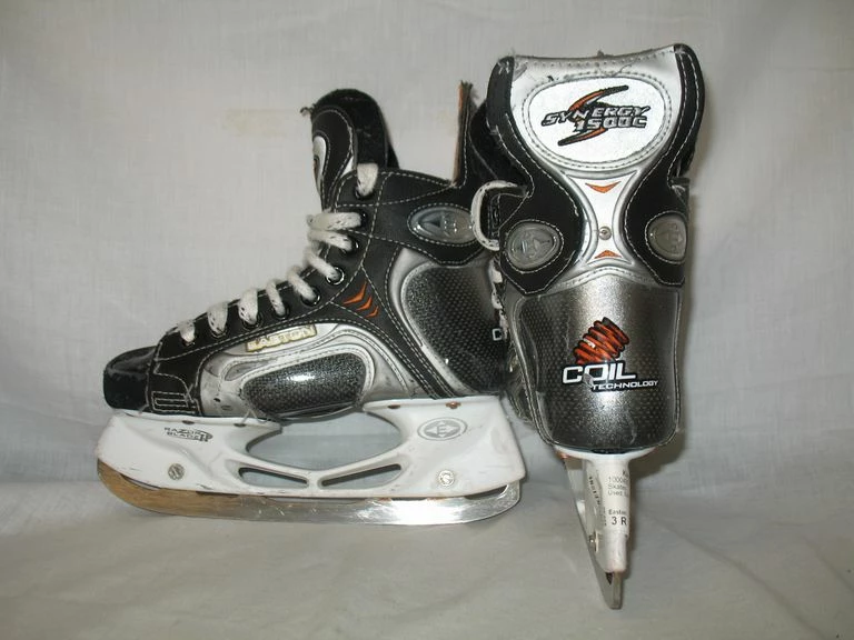 Used Easton Synergy 1500 Size 3 R Ice Hockey Skates 4 Used Easton Synergy 1500 Size 3 R Ice Hockey Skates