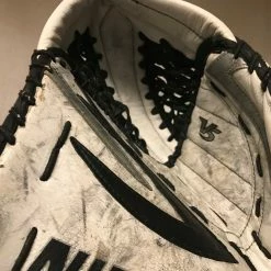 Used Vaughn V5 7490i Reg (Lt Hand) Sz Int White-Black Ice Hockey Goalie Catcher