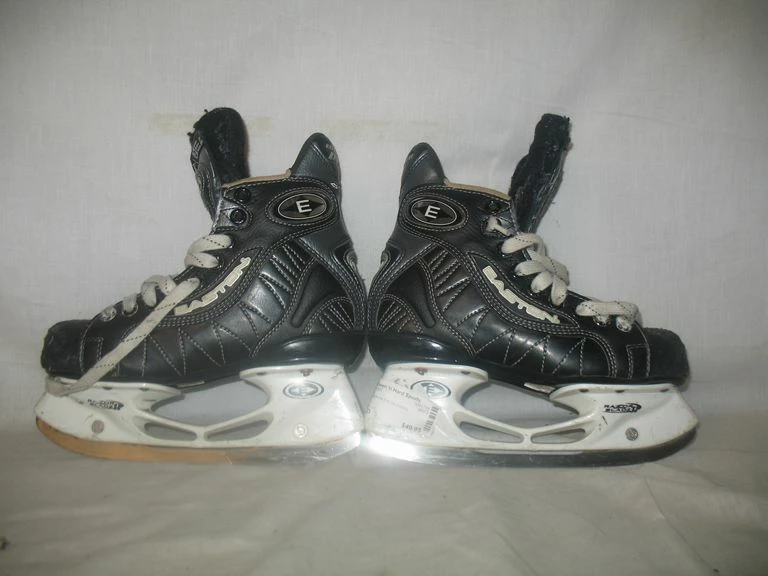 Used Easton Ultra Lite Pro Size 2.5 D Ice Hockey Skates 4 Used Easton Ultra Lite Pro Size 2.5 D Ice Hockey Skates