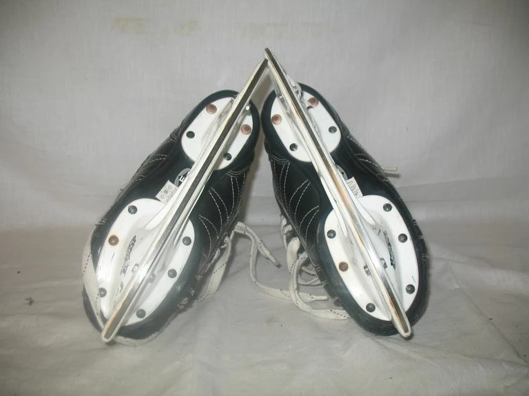 Used Easton Ultra Lite Pro Size 2.5 D Ice Hockey Skates 5 Used Easton Ultra Lite Pro Size 2.5 D Ice Hockey Skates