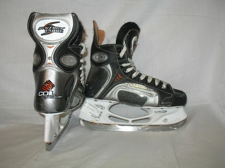 Used Easton Synergy 1500 Size 3 R Ice Hockey Skates 3 Used Easton Synergy 1500 Size 3 R Ice Hockey Skates